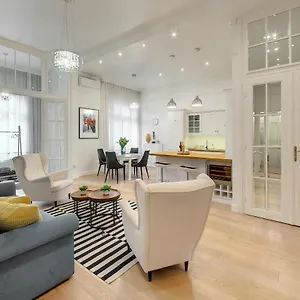 https://romantic-riverview-bestern.szeged-hotels.com
